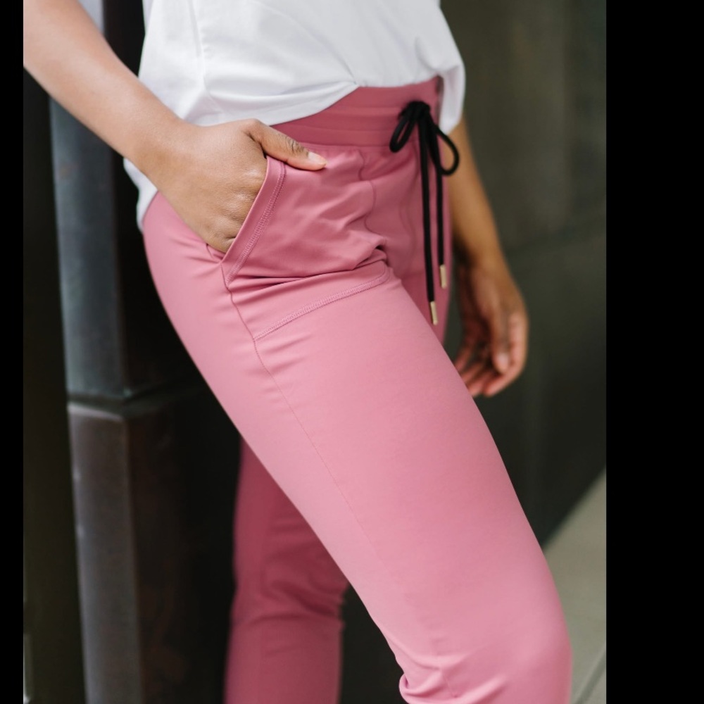 ZYIA Muted Mulberry Peak Zipper Jogger. M